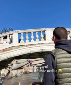 Milan Peroutka si užívá výlet do italských Benátek s rodinou svého muže Dominika. Zdroj: IG