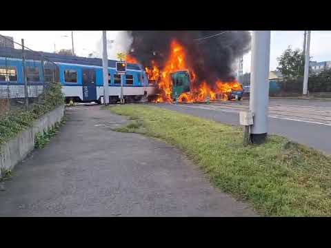 Video Thumbnail: Po nehodě vlaku v Olomouci začal hořet kamion