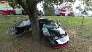 Video Thumbnail: Řidič u Hradce rozpáral auto o sloup!
