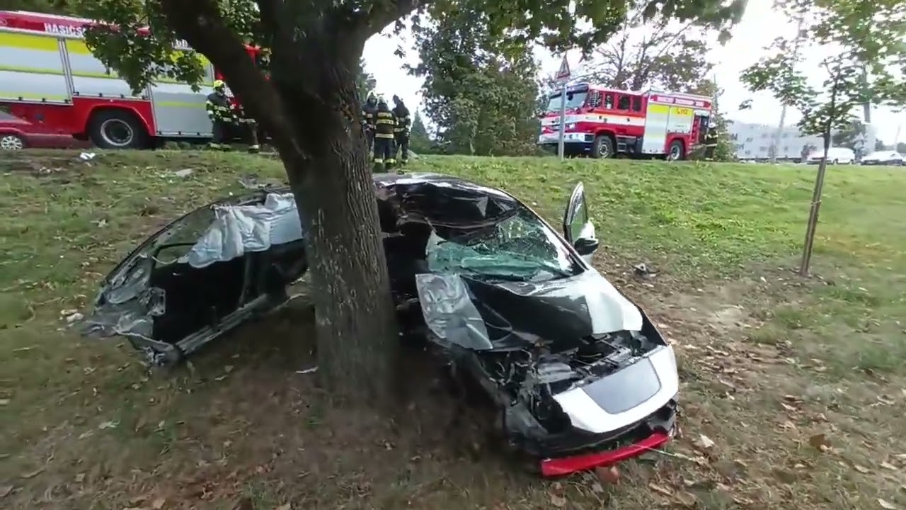 Video Thumbnail: Řidič u Hradce rozpáral auto o sloup!