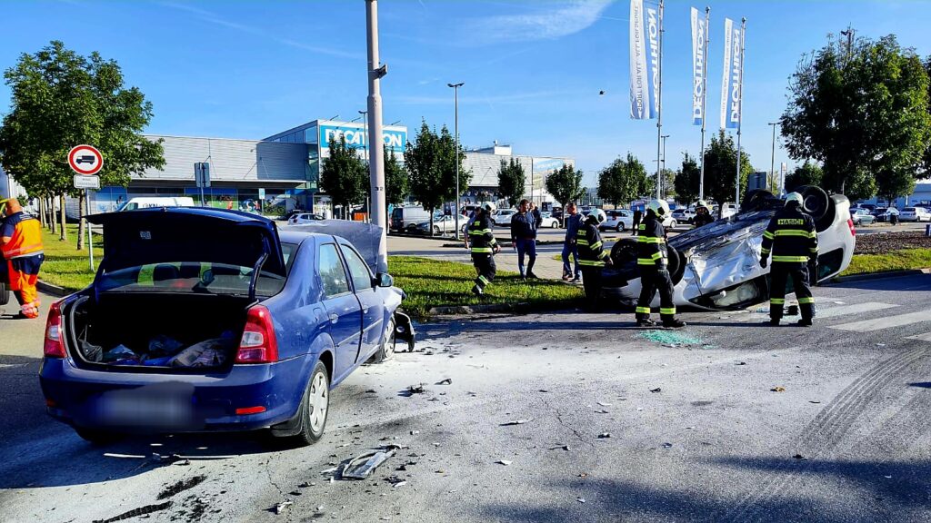 Dopravní nehoda dvou aut v Českém Vrbném v Českých Budějovicích. Foto: HZS