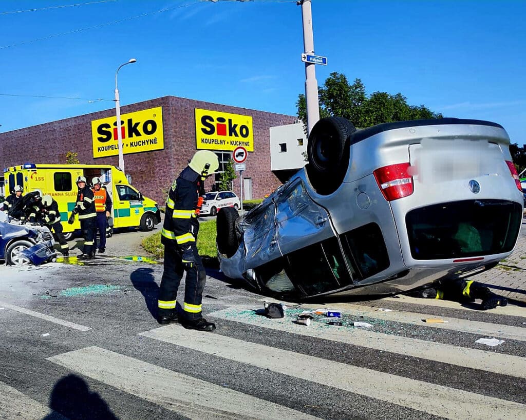 Dopravní nehoda dvou aut v Českém Vrbném v Českých Budějovicích. Foto: HZS
