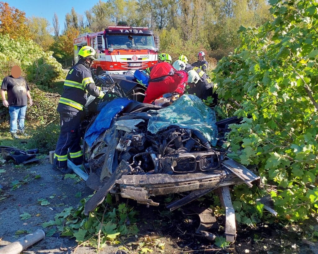 Tragická nehoda BMW na Pardubicku. Foto: HZS