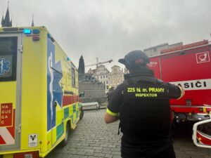 Na Staroměstském náměstí preventivně zasahuje též záchranka. Foto: ZZS