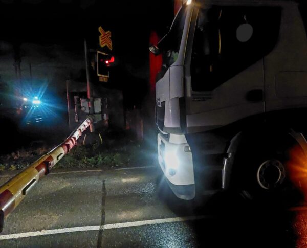Ve Studénce vjel na přejezd kamion na červenou. Foto: PČR
