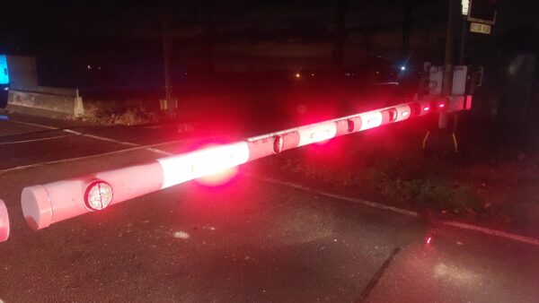 Ve Studénce vjel na přejezd kamion na červenou. Foto: PČR