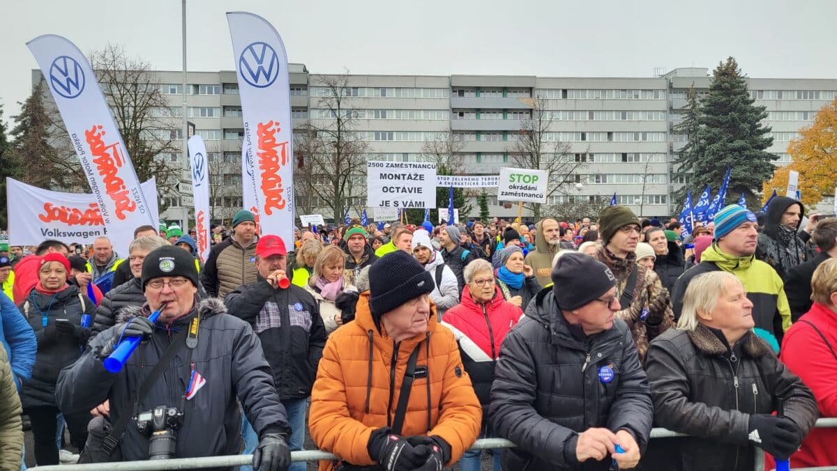 Odboráři ve Škoda Auto na dvě hodiny zastavili výrobu, protestovali proti vládě