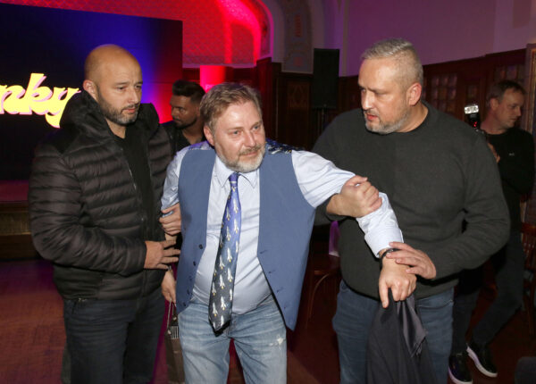 Romana Ondráčka nakonec ze křtu alba Michala Davida vyvedla ochranka. Foto: Pavel Gwužď / NextFoto