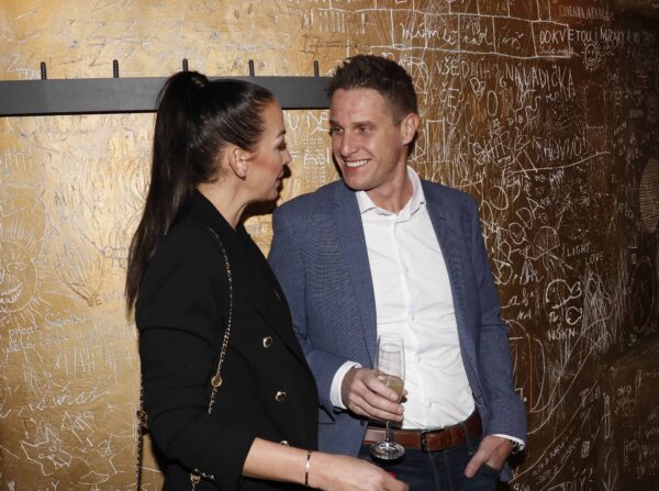 Agáta Hanychová vyvedla na otevření baru Pruts partnera Mirka Dopitu. Foto: Pavel Gwužď / Nextfoto