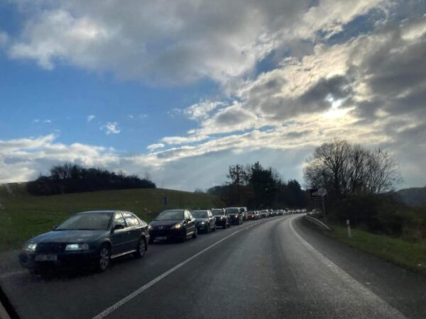 Sobotní kolony v okolí zámku Kusk. Foto: Královedvorsko.cz