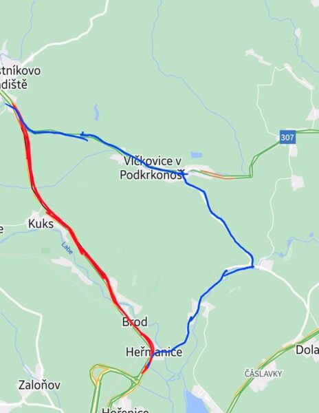 V červeně vyznačeném úseku je kolona, modře je možná objížďka. Zdroj: FB/Bouračky kolem Miletína