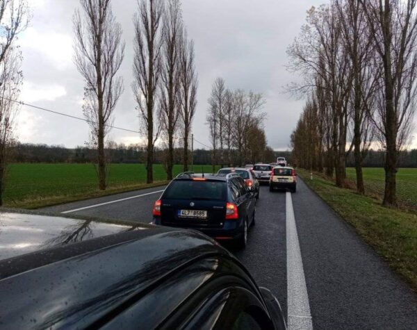 Sobotní kolony v okolí zámku Kusk. Foto: Věra Lánská