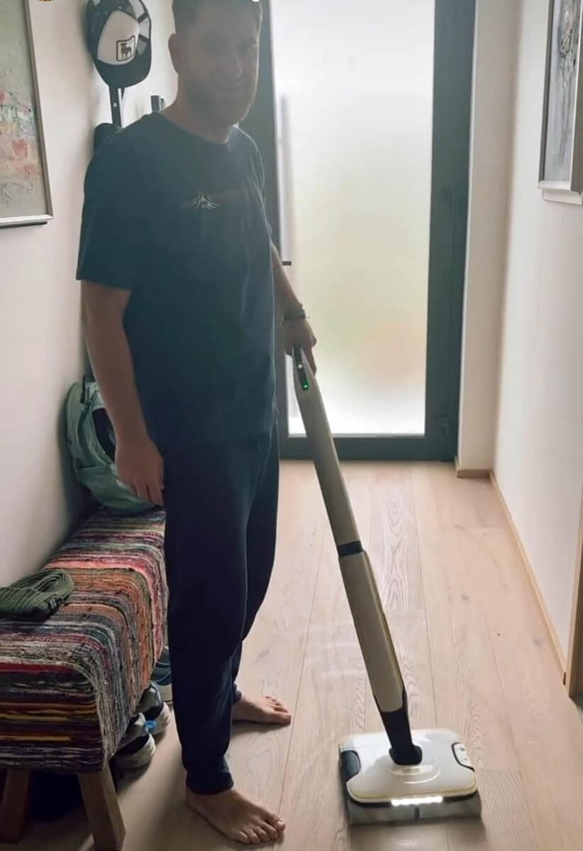 Nikol Leitgeb zapřáhla manžela Petra do úklidu domu. Foto: Instagram