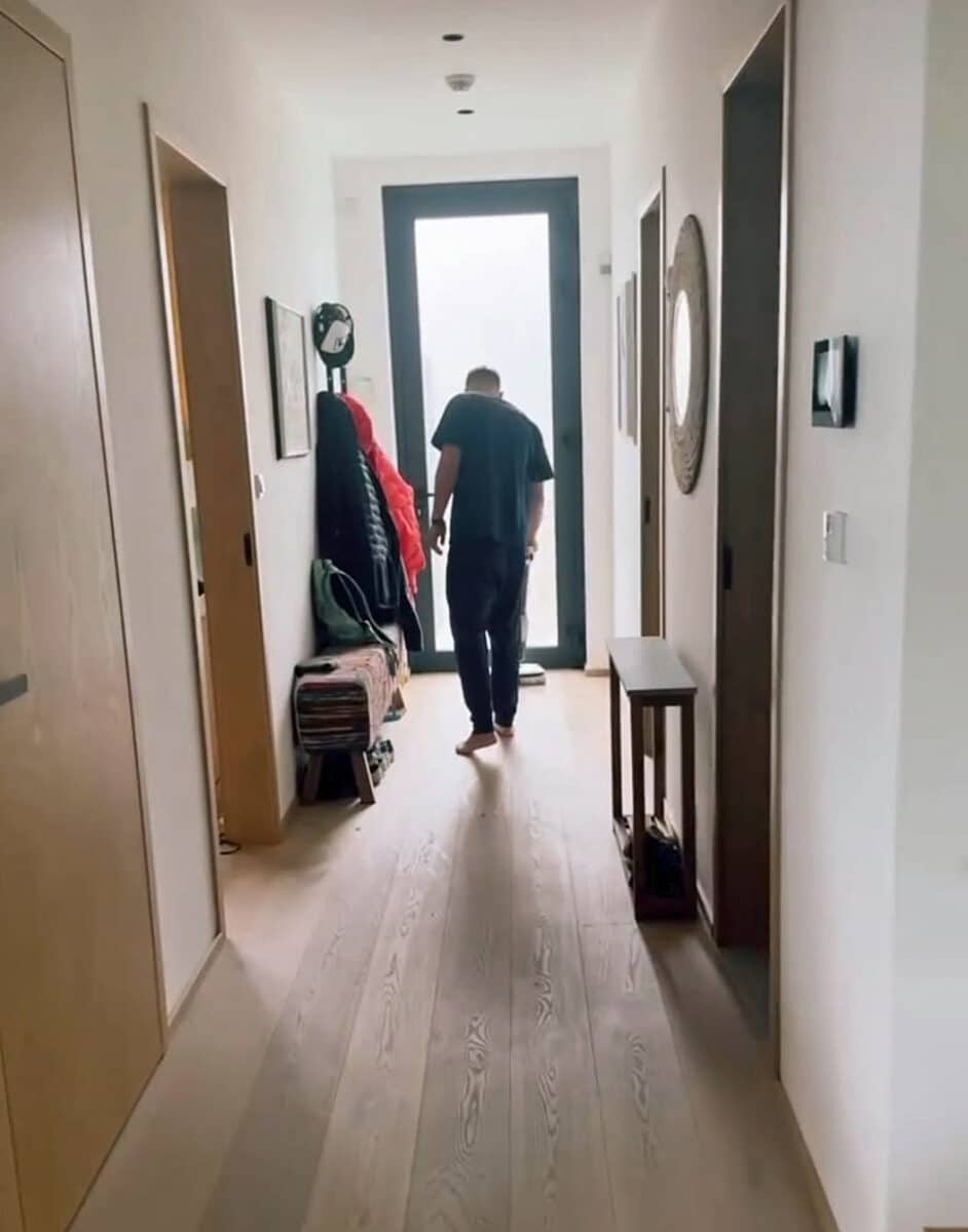 Nikol Leitgeb zapřáhla manžela Petra do úklidu domu. Foto: Instagram