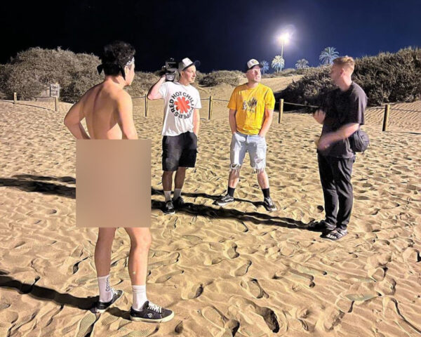 Mirai Navrátil při natáčení videoklipu. Teď fotkou bojuje o hlasy. Redakce citlivá místa zakryla. Zdroj: Instagram
