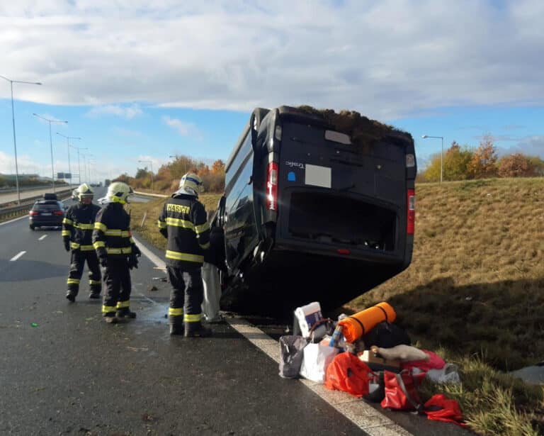 Nehoda dodávky na Pražském okruhu. Foto: HZS