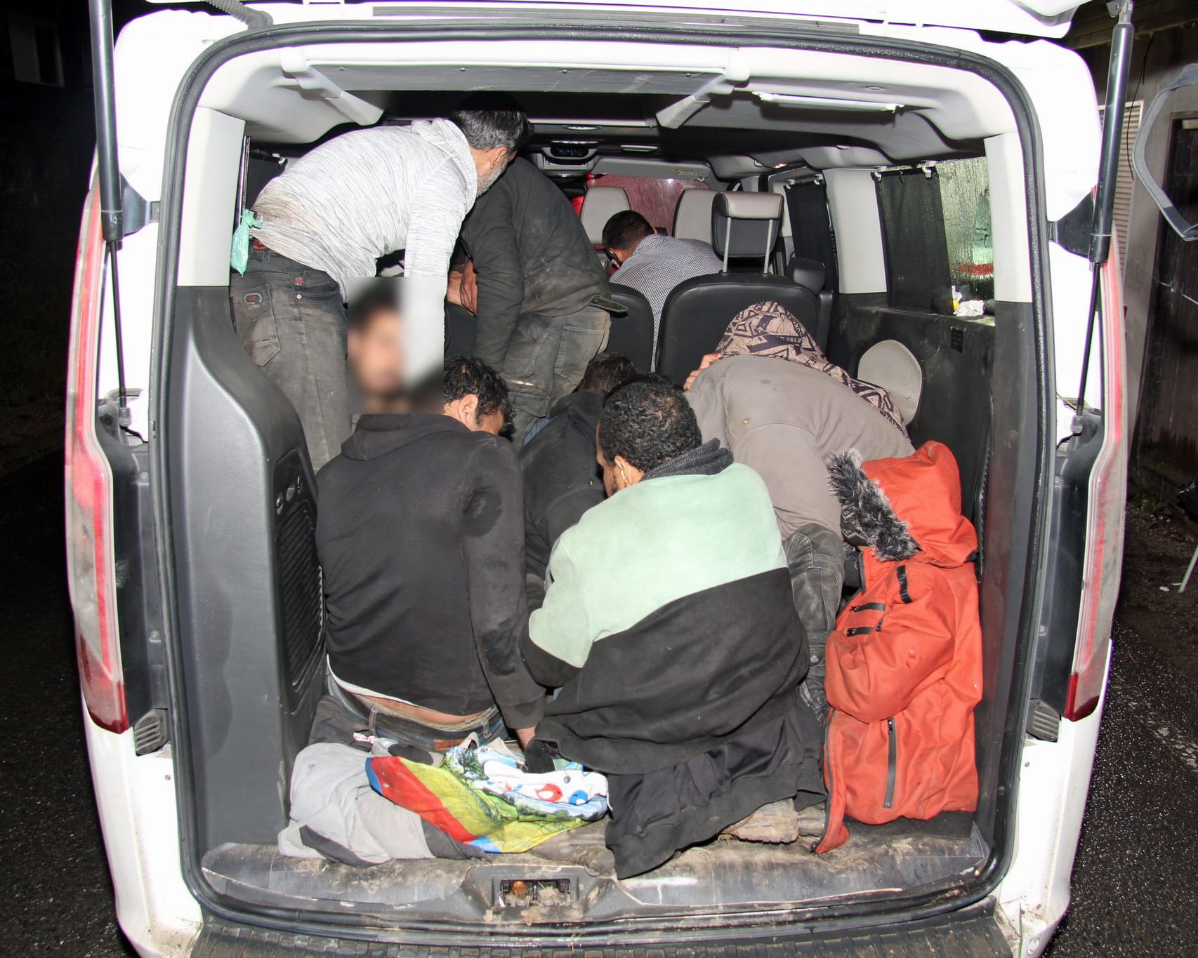 V dodávce se tísnilo 21 migrantů. Foto: PČR