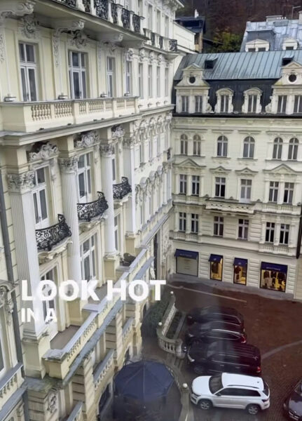 Pohled z pokoje Agáty Hanychové (a nejspíš i Mirka Dopity) v hotelu Pupp. Zdroj: Instagram