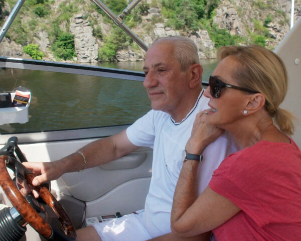 Martin Michal a Helena Vondráčková na člunu na milované přehradě Slapy. Zdroj: ČT