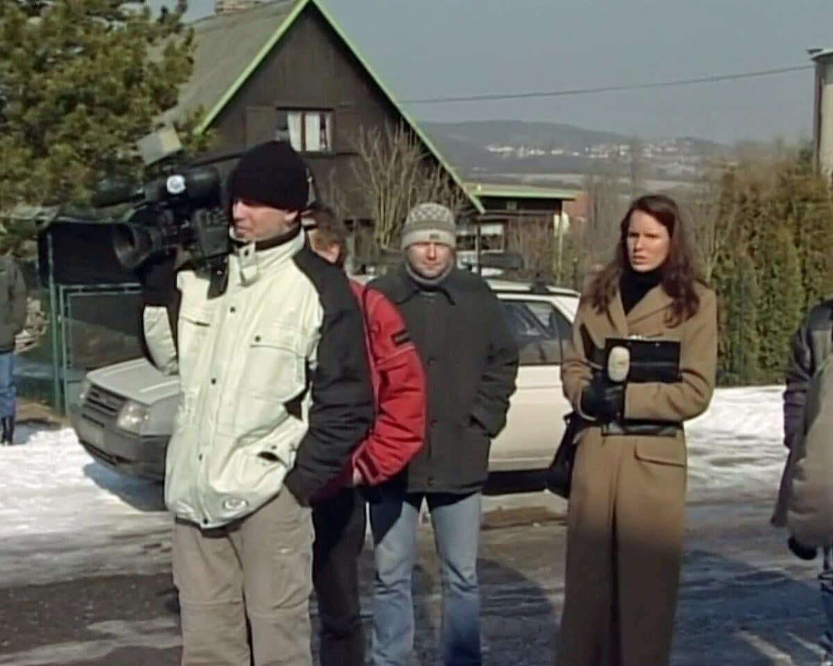 Novináři hlídkují v den svatby v roce 2003 před domem Vondráčkové. Zdroj: ČT
