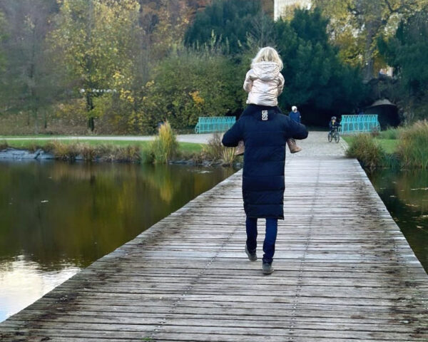 Kvůli zákazu fotí Hanychová dceru Miu jen zezadu. Foto: IG