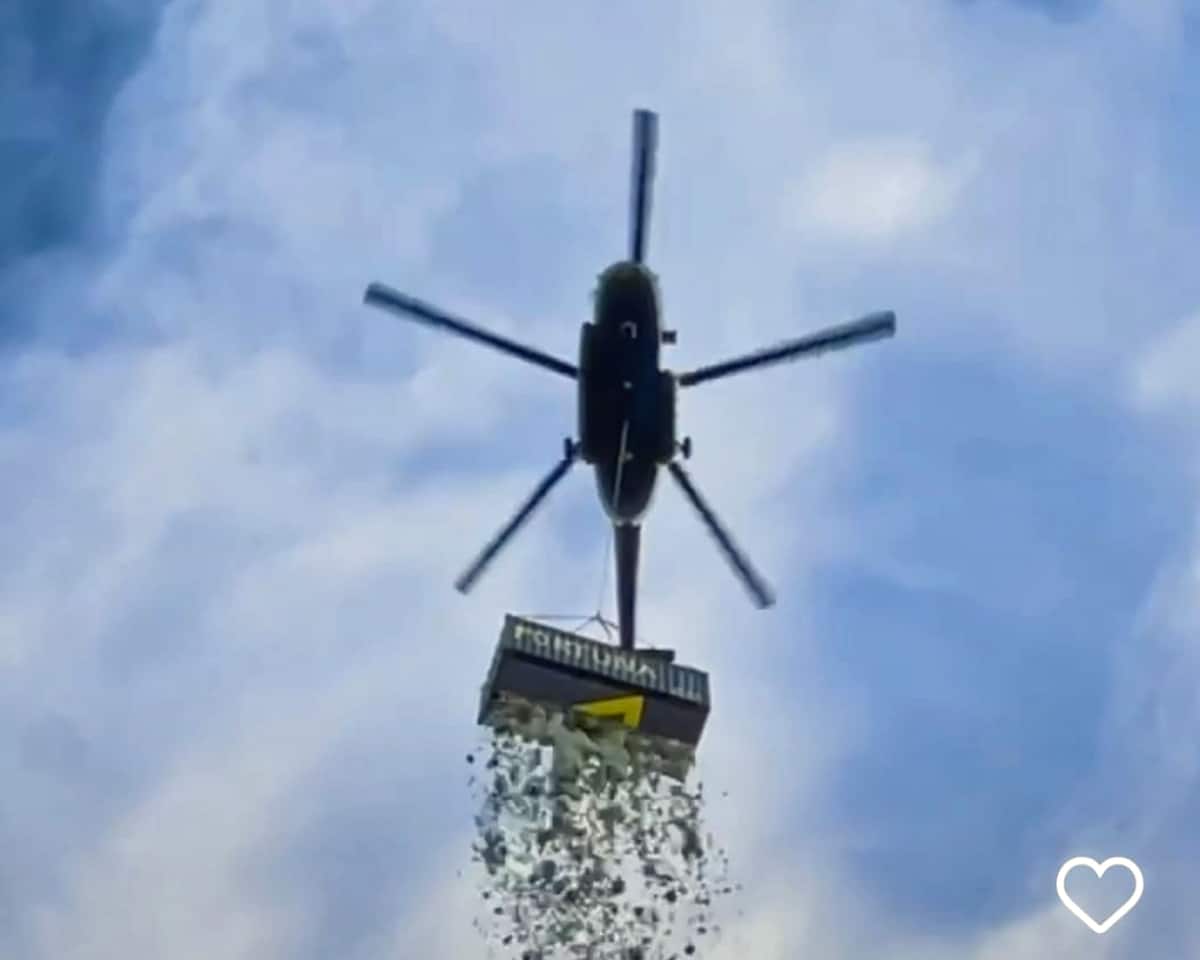 Kazma vysypal miliony z vrtulníku u Lysé nad Labem. Zdroj: Instagram