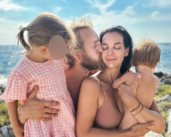 Moderátorka Marta Dřímal Ondráčková s manželem a dcerami. Foto: Instagram