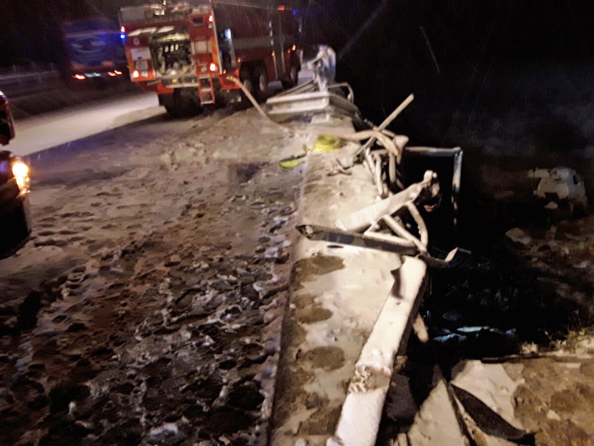 Kamion u Bělotína sjel z dálnice D1 a začal hořet. Foto: HZS