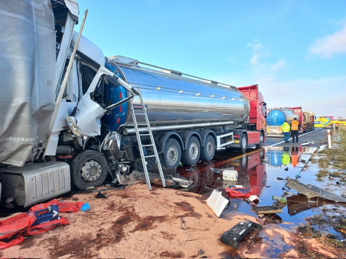 Nehoda cisterny a kamionu na dálnici D2. Foto: HZS