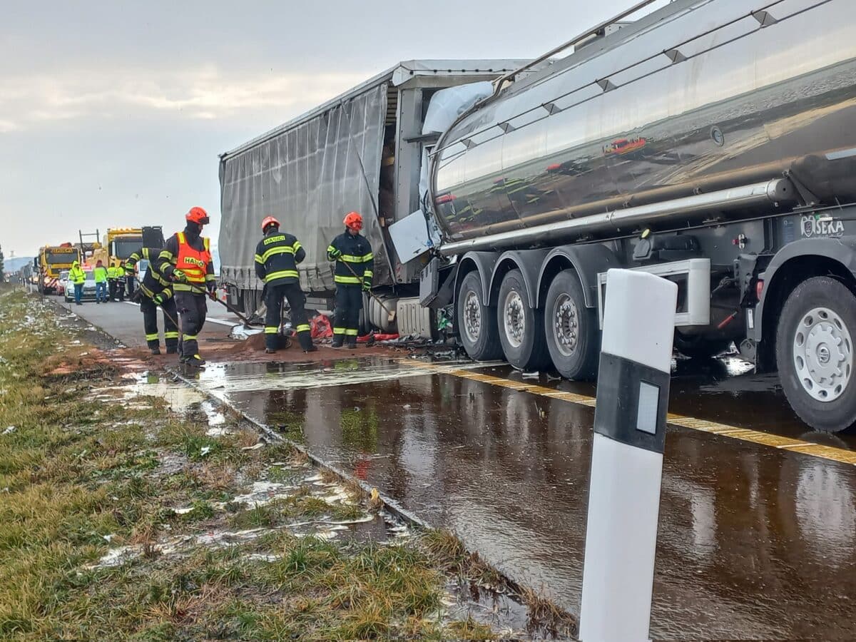 Nehoda cisterny a kamionu na dálnici D2. Foto: HZS