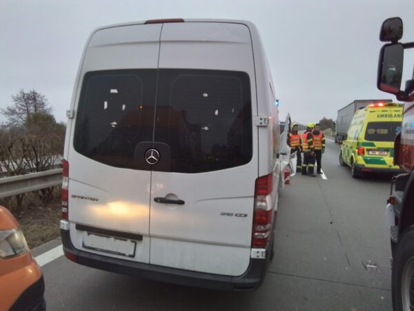 Při nehodě dodávky a kamionu na D35 u Velké Bystřice se zranili dva lidé. Foto: HZS