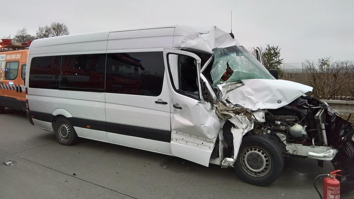 Při nehodě dodávky a kamionu na D35 u Velké Bystřice se zranili dva lidé. Foto: HZS
