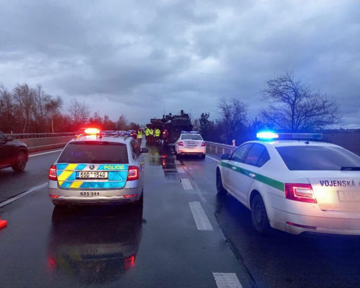 Nehoda osobního auta s obrněným vozidlem na D6. Foto: PČR