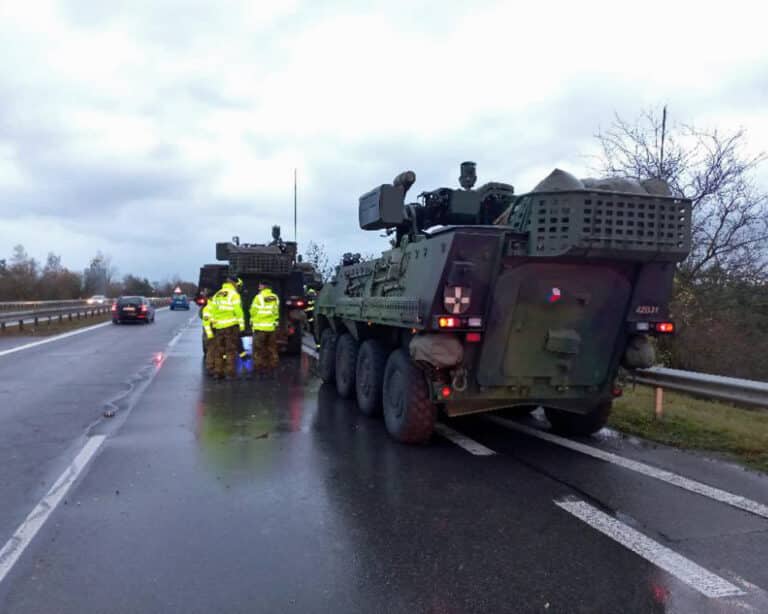 Nehoda osobního auta s obrněným vozidlem na D6. Foto: PČR