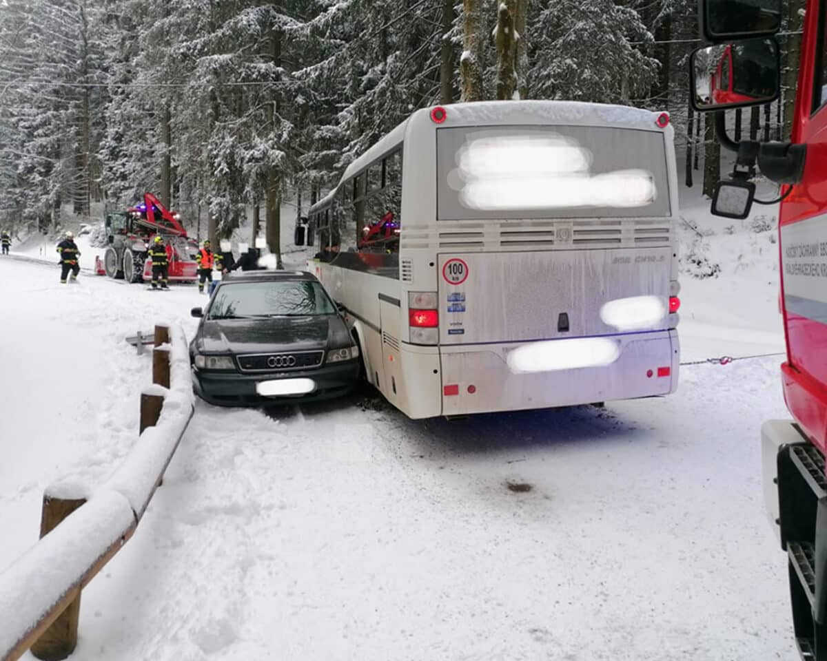 Na silnici II/311 z Deštného v Orlických Horách v sobotu havaroval autobus. Foto: HZS