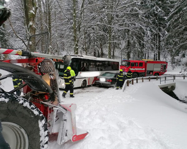 Na silnici II/311 z Deštného v Orlických Horách v sobotu havaroval autobus. Foto: HZS