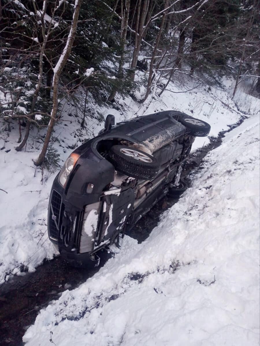 V Peci pod Sněžkou sjelo v sobotu auto do potoka. Foto: HZS