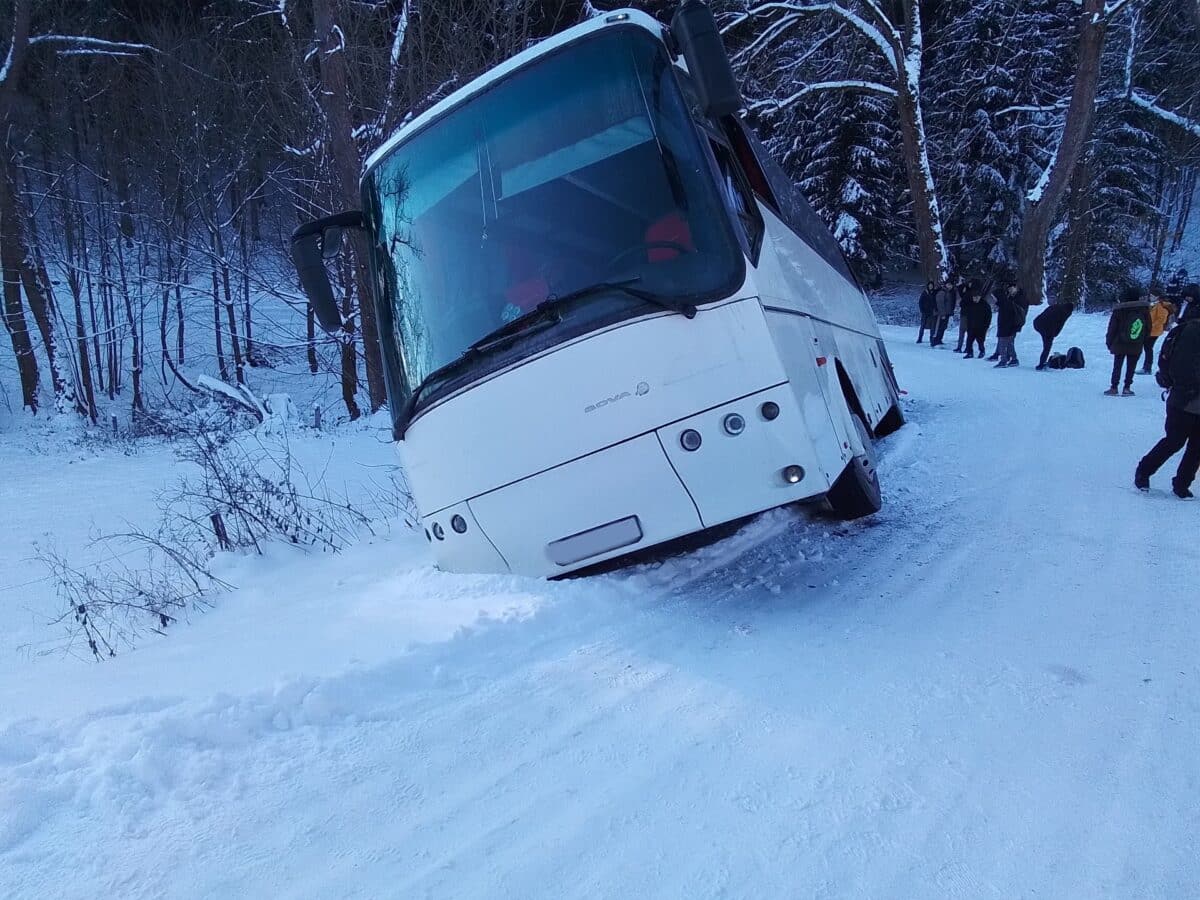Nehoda autobusu na zasněžené silnici u Rejchartic na Šumpersku. Foto: HZS OK