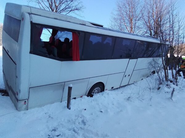 Nehoda autobusu na zasněžené silnici u Rejchartic na Šumpersku. Foto: HZS OK