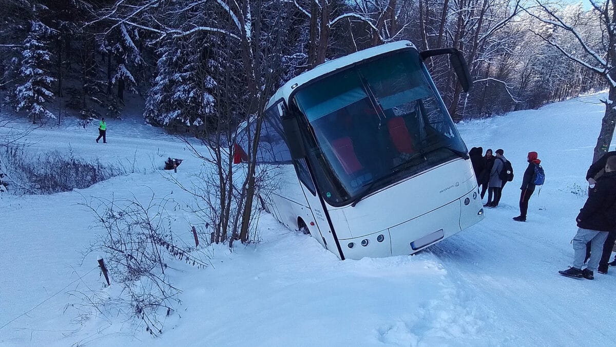 Nehoda autobusu na zasněžené silnici u Rejchartic na Šumpersku. Foto: HZS OK