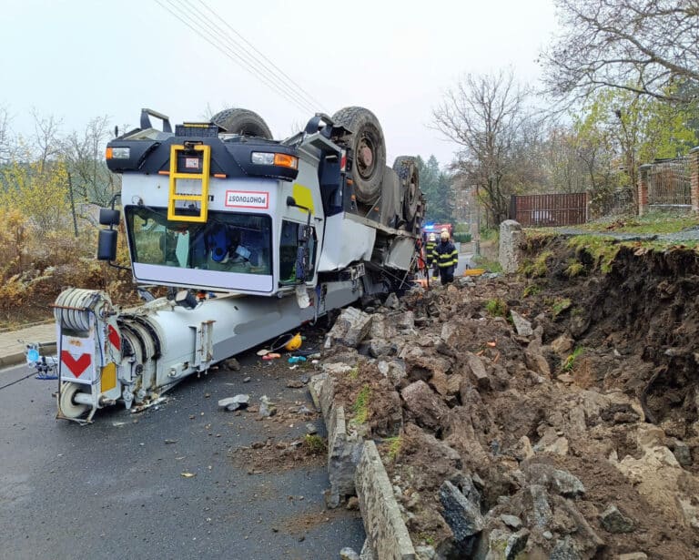 35tunový jeřáb se v Babicích převrátil na střechu. Foto: HZS