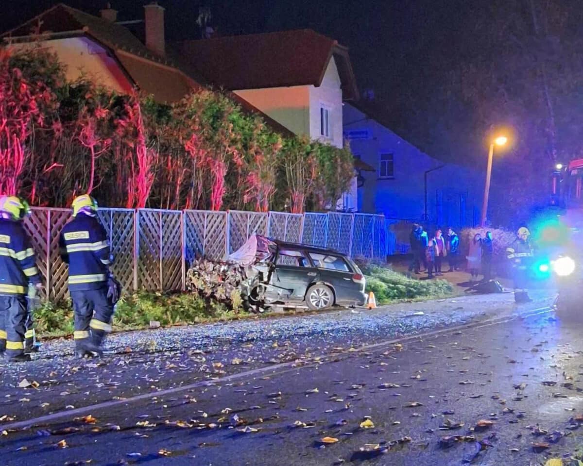 Vážná nehoda auta a kamionu u Dvora Králové. Foto: FB/Bouračky kolem Miletína