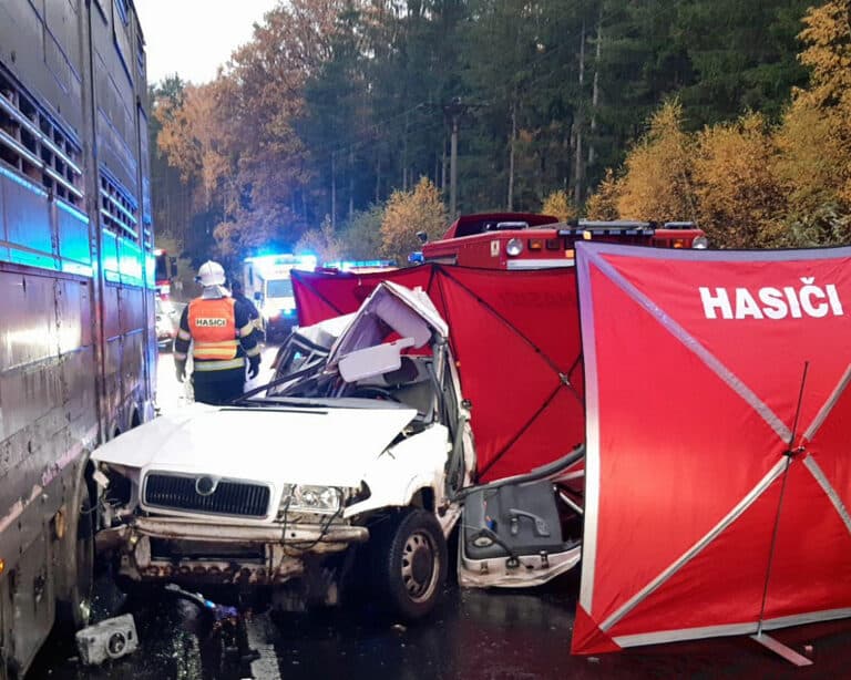 Tragická nehoda Škody Felicia a kamionu nedaleko Jesenice na Rakovnicku. Foto: HZS