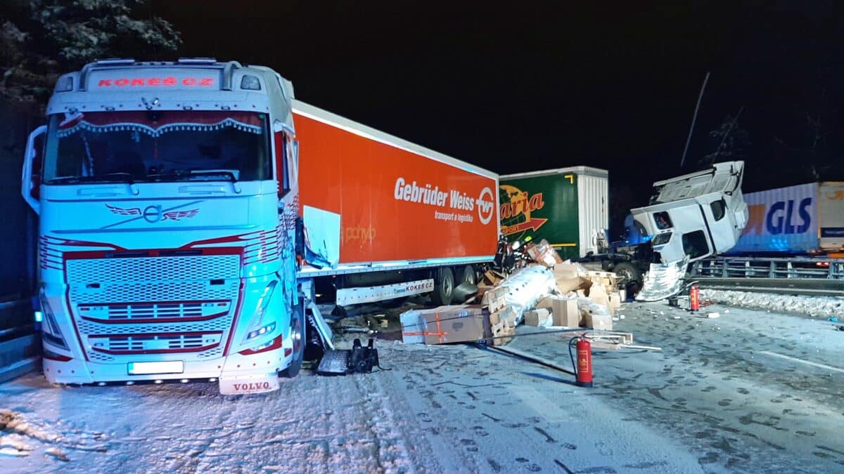Kamiony zablokovaly dálnici D1 na 90. kilometru. Foto: PČR