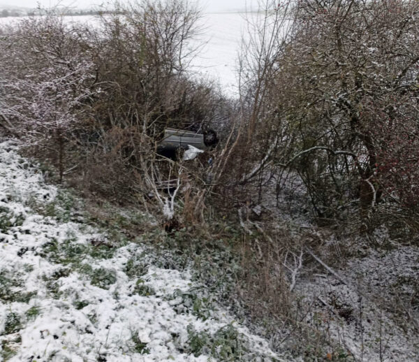 U Hluku na Uherskohradišťsku vyletěla řidička ze silnice, její auto skončilo na střeše v křoví. Foto: HZS