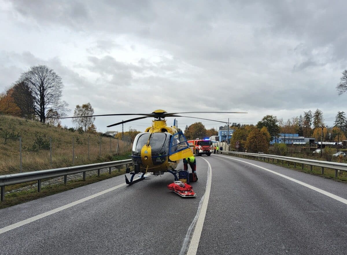 Pro zraněnou osobu k nehodě letěl vrtulník. Foto: HZS