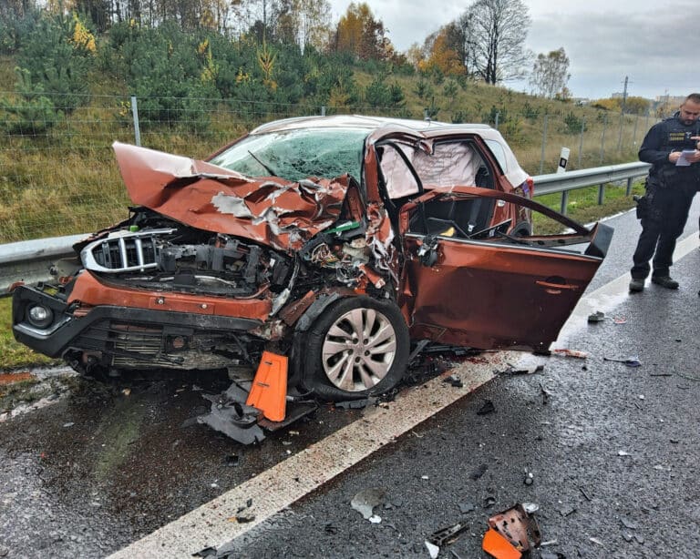 V Liberci Kundraticích se čelně srazilo osobní auto s kamionem. Foto: HZS