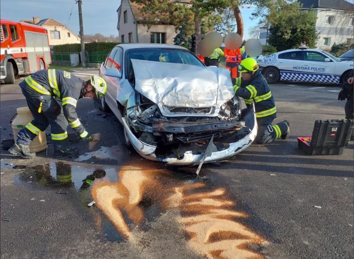 Nehoda auta a dodávky v Lázních Bohdaneč. Foto: HZS