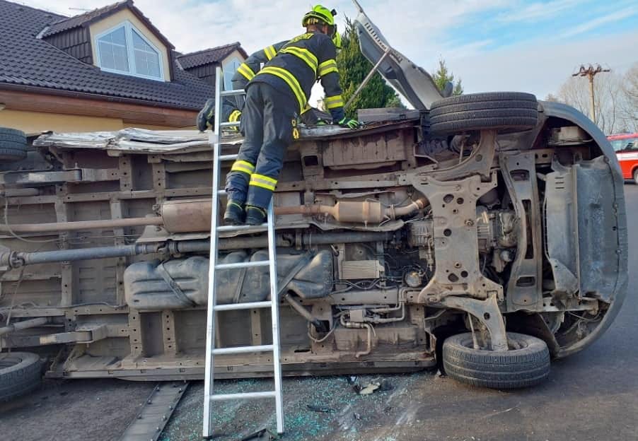 Nehoda auta a dodávky v Lázních Bohdaneč. Foto: HZS