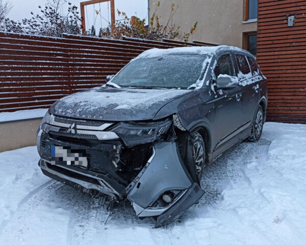 V obci Hošťálková na Vsetínsku sjel vůz do příkopu a zastavil se až v plotě. Foto. HZS